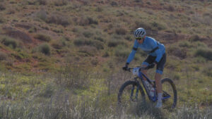 Ciclistas del equipo Bikes Moncayo compitiendo en la prueba BTT de Quinto de Ebro 2026 en un recorrido exigente de montaña