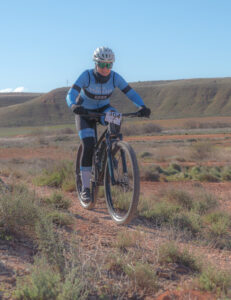 Ciclistas del equipo Bikes Moncayo compitiendo en la prueba BTT de Quinto de Ebro 2026 en un recorrido exigente de montaña