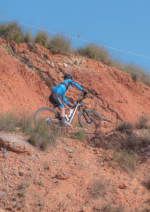 Ciclistas del equipo Bikes Moncayo compitiendo en la prueba BTT de Quinto de Ebro 2026 en un recorrido exigente de montaña