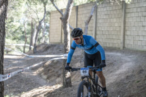 Ciclistas del equipo Bikes Moncayo compitiendo en la prueba BTT de Quinto de Ebro 2026 en un recorrido exigente de montaña