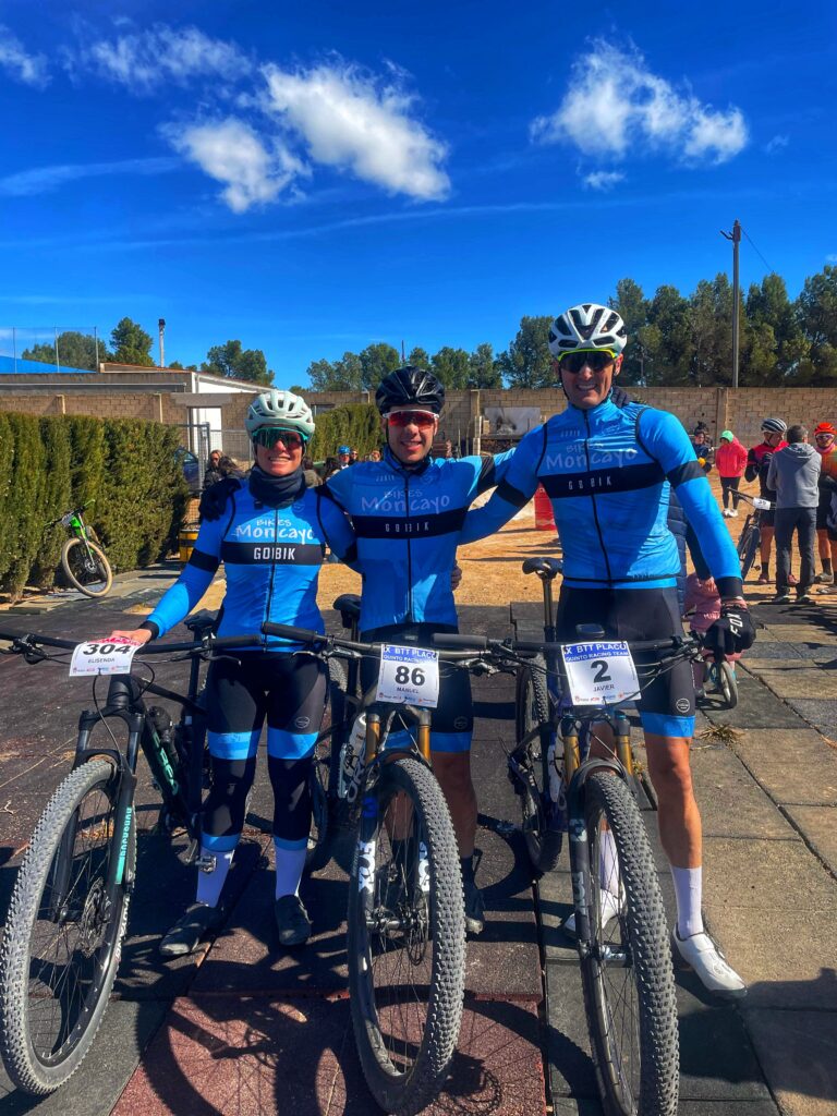 Ciclistas del equipo Bikes Moncayo compitiendo en la prueba BTT de Quinto de Ebro 2026 en un recorrido exigente de montaña