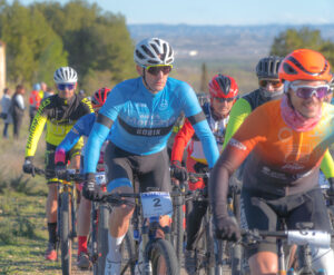 Ciclistas del equipo Bikes Moncayo compitiendo en la prueba BTT de Quinto de Ebro 2026 en un recorrido exigente de montaña