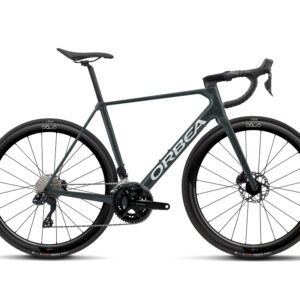 Shimano 105 Di2 12v, frenos hidráulicos y ruedas Oquo RP45TEAM, ofreciendo máxima rigidez, aerodinámica y una respuesta explosiva en cada pedalada. Ideal para ciclistas exigentes que buscan escalar puertos, rodar rápido y alcanzar un nivel profesional en carretera.