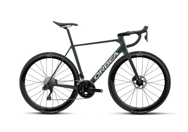 Shimano 105 Di2 12v, frenos hidráulicos y ruedas Oquo RP45TEAM, ofreciendo máxima rigidez, aerodinámica y una respuesta explosiva en cada pedalada. Ideal para ciclistas exigentes que buscan escalar puertos, rodar rápido y alcanzar un nivel profesional en carretera.