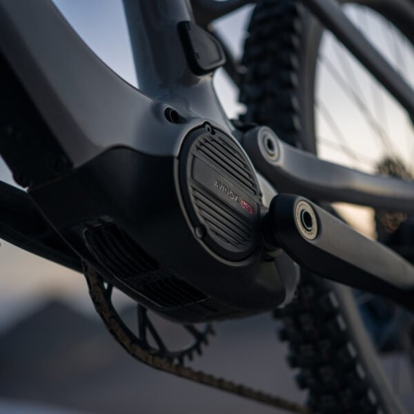 Bicicleta eléctrica Amflow PX Pro Carbon 700 Wh enduro con motor Avinox M2S 150 Nm y suspensiones FOX