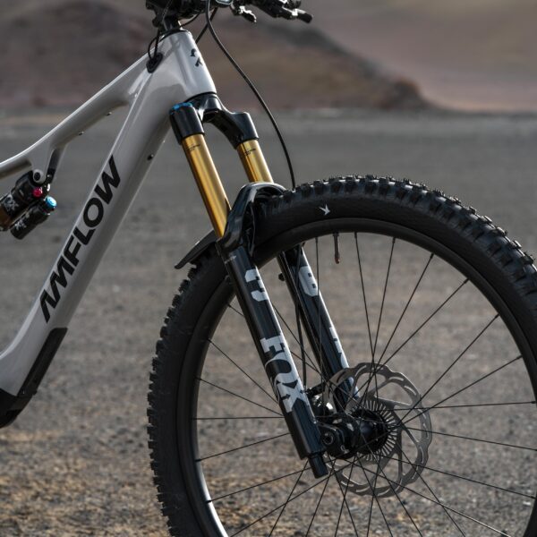 Bicicleta eléctrica Amflow PX Pro Carbon 700 Wh enduro con motor Avinox M2S 150 Nm y suspensiones FOX