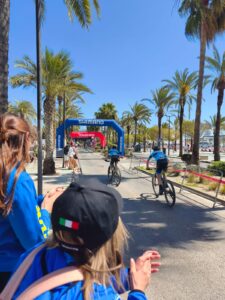 Equipo Bikes Moncayo compitiendo en la Vuelta a Ibiza MTB 2026 durante el 25 aniversario, recorriendo senderos y paisajes de Ibiza en una prueba de mountain bike por etapas.