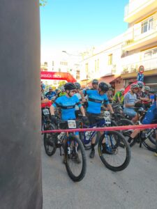 Equipo Bikes Moncayo compitiendo en la Vuelta a Ibiza MTB 2026 durante el 25 aniversario, recorriendo senderos y paisajes de Ibiza en una prueba de mountain bike por etapas.