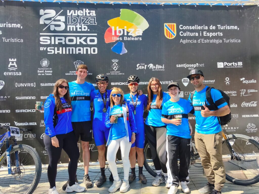 Equipo Bikes Moncayo compitiendo en la Vuelta a Ibiza MTB 2026 durante el 25 aniversario, recorriendo senderos y paisajes de Ibiza en una prueba de mountain bike por etapas.