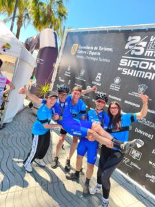 Equipo Bikes Moncayo compitiendo en la Vuelta a Ibiza MTB 2026 durante el 25 aniversario, recorriendo senderos y paisajes de Ibiza en una prueba de mountain bike por etapas.
