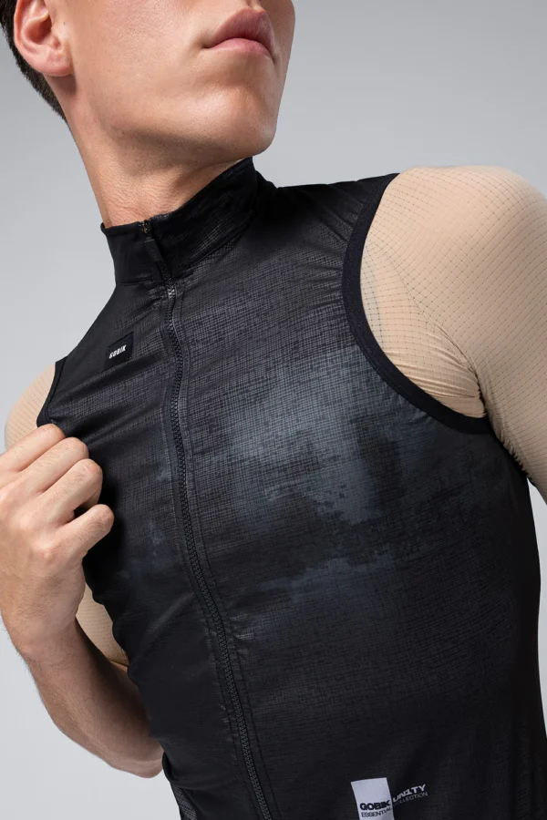 Chaleco ciclista ligero y cortaviento con ajuste PERFECT FIT, panel transpirable y diseño plegable. Ideal para entretiempo y protección en ruta 🚴‍♂️💨.