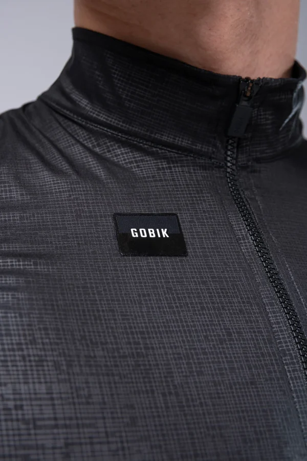 Chaleco ciclista ligero y cortaviento con ajuste PERFECT FIT, panel transpirable y diseño plegable. Ideal para entretiempo y protección en ruta 🚴‍♂️💨.