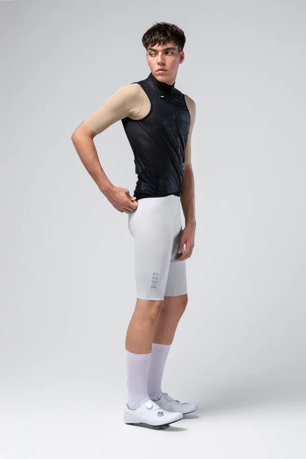 Chaleco ciclista ligero y cortaviento con ajuste PERFECT FIT, panel transpirable y diseño plegable. Ideal para entretiempo y protección en ruta 🚴‍♂️💨.