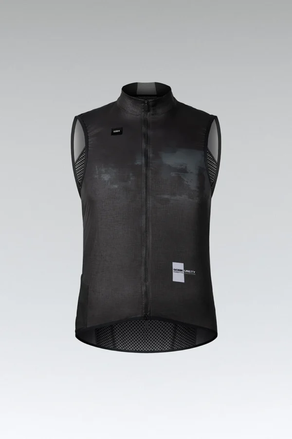 Chaleco ciclista ligero y cortaviento con ajuste PERFECT FIT, panel transpirable y diseño plegable. Ideal para entretiempo y protección en ruta 🚴‍♂️💨.