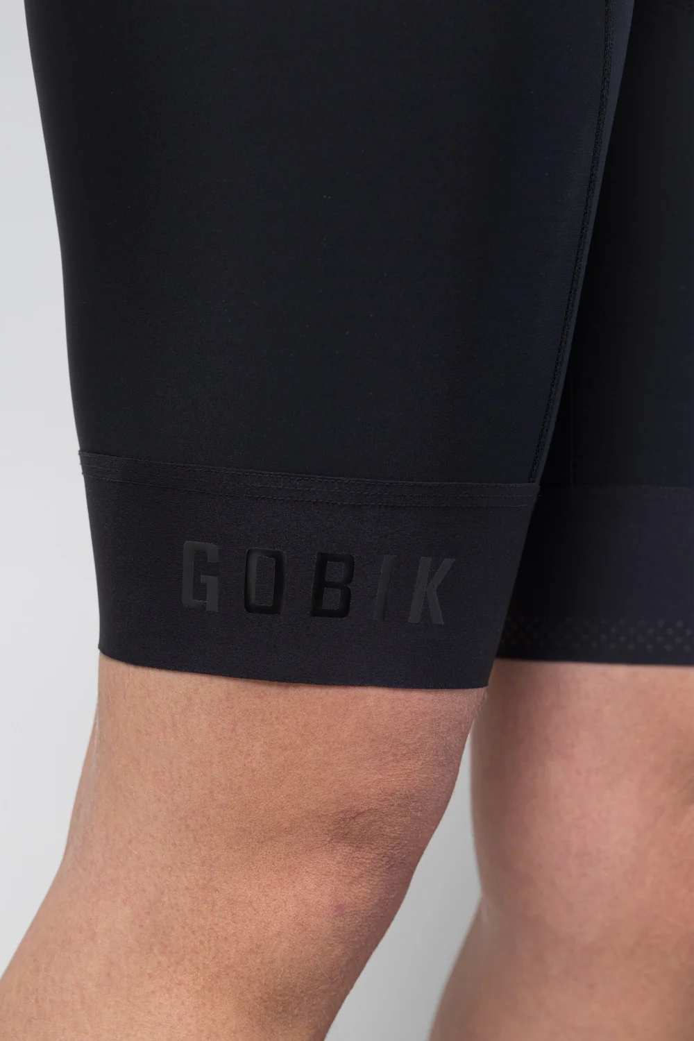 El Culotte Corto Gobik Limited 6.0 Mujer Black combina comodidad, transpirabilidad y ajuste ergonómico. Con badana K6 Elastic Interface® y compresión media, es perfecto para rutas largas y entrenamientos en días cálidos.