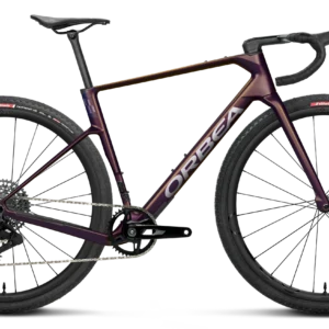 La Orbea Terra Race M31eLTD 1X 2026 es una bicicleta gravel de alto rendimiento diseñada para ciclistas que buscan velocidad, precisión, ligereza y control en todo tipo de pistas. Esta unidad configurada en color Sunset Matt destaca por su estética espectacular, su cuadro de carbono OMX y un montaje muy equilibrado con transmisión electrónica SRAM Rival XPLR AXS, cockpit integrado de carbono y ruedas OQUO Road Control RC30TEAM.