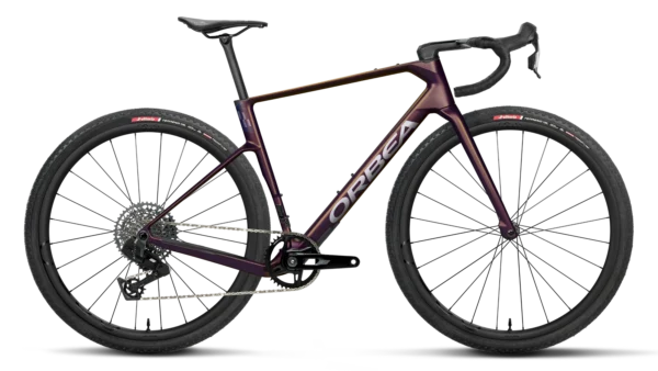 La Orbea Terra Race M31eLTD 1X 2026 es una bicicleta gravel de alto rendimiento diseñada para ciclistas que buscan velocidad, precisión, ligereza y control en todo tipo de pistas. Esta unidad configurada en color Sunset Matt destaca por su estética espectacular, su cuadro de carbono OMX y un montaje muy equilibrado con transmisión electrónica SRAM Rival XPLR AXS, cockpit integrado de carbono y ruedas OQUO Road Control RC30TEAM.