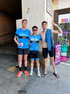 Integrantes del equipo Bikes Moncayo tras completar el Triatlón Reto del Ebro 2026 en la modalidad de relevos