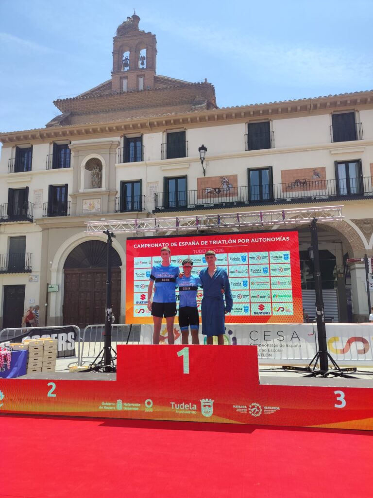 Equipo Bikes Moncayo en el podio tras ganar la categoría de relevos masculinos en el Triatlón Reto del Ebro 2026 en Tudela