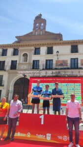 Equipo Bikes Moncayo en el podio tras ganar la categoría de relevos masculinos en el Triatlón Reto del Ebro 2026 en Tudela