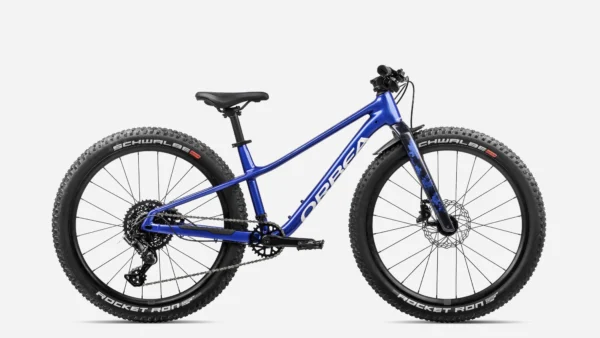 La Orbea Kimu 24 H10 no es una bicicleta infantil básica. Es una auténtica bicicleta de montaña diseñada para jóvenes ciclistas que quieren montar de verdad.