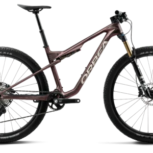 La Orbea Oiz M20 2027 es una bicicleta de montaña de carbono diseñada para ofrecer velocidad, control y eficiencia en rutas de cross-country, rally y maratón MTB. Su cuadro de carbono OMR, las suspensiones FOX Factory de 120 mm, la transmisión Shimano XT de 12 velocidades y las ruedas OQUO forman un montaje de alto rendimiento para ciclistas que buscan máxima eficacia tanto en las subidas como en los descensos técnicos.